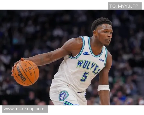 爱德华兹精彩突破拉杆换手上篮展现超强观赏性引发全场欢呼