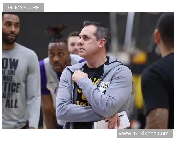 夸梅直言布朗尼受赞誉源于对老詹的崇拜与畏惧心理缺乏理性分析